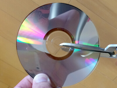 SK11 ストロング万能はさみSST-250でCDを裁断