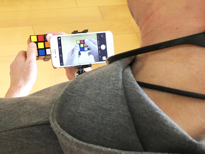 スマホネックホルダーにスマートフォンを取り付けて自分目線のハンズフリー撮影をしている様子