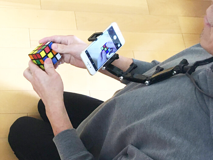 スマホネックマウントにスマホ取り付けて自分視点のハンズフリー撮影をしている様子