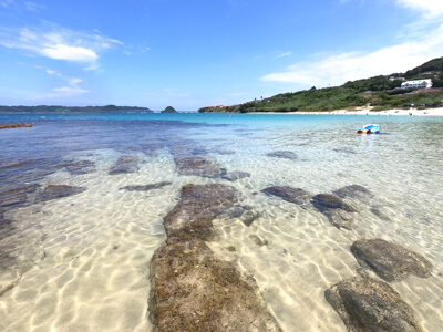 赤田海水浴場、岩場も少しある。