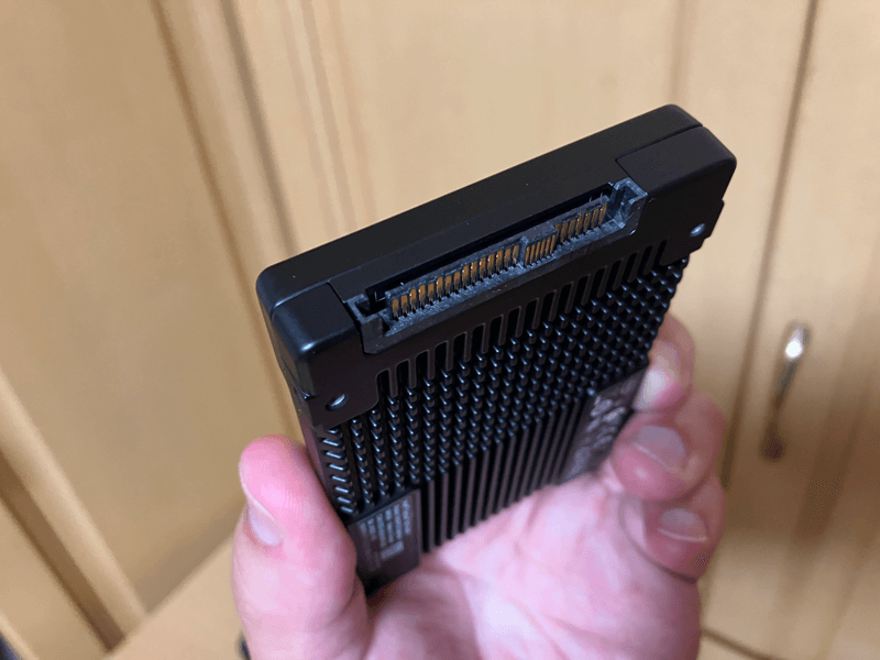Intel Optane SSD 905Pのインターフェース U.2